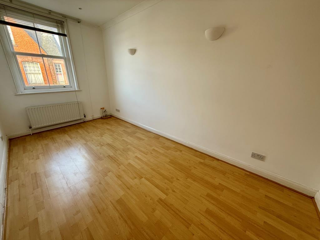 Lot: 82 - MIXED COMMERCIAL AND RESIDENTIAL INVESTMENT - Flat three bedroom